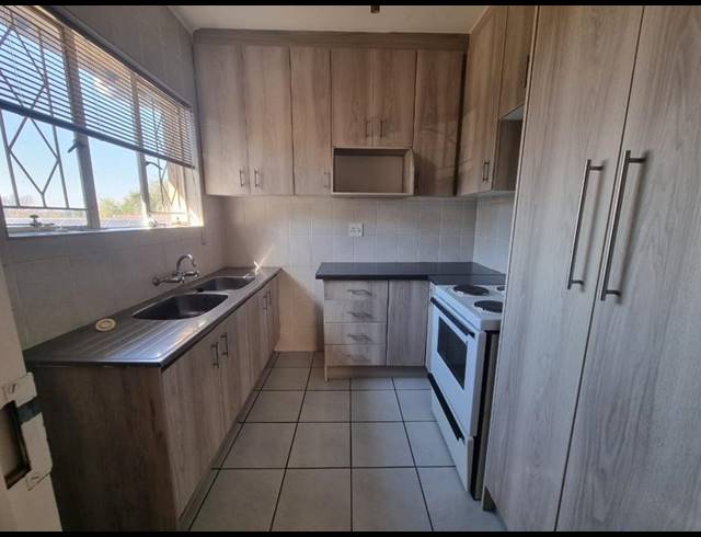 6 BEDROOM HOUSE FOR SALE IN BRACKENHURST